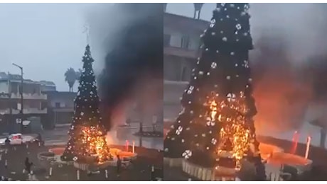 Siria: proteste a Damasco dopo l'incendio dell'albero di Natale