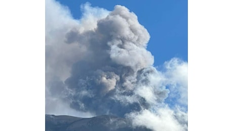 Etna, nuovo parossismo al cratere Voragine. Ridotto il numero di voli all'aeroporto di Fontanarossa