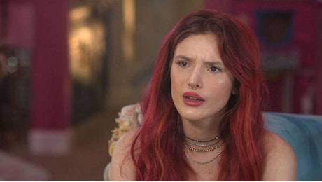 Bella Thorne contro Mickey Rourke: lo scontro shock sui genitali e la smerigliatrice che ha lasciato tutti senza parole