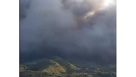 Stromboli, esplosioni e nube di cenere lavica lungo la Sciara del Fuoco: Crollo nell'edificio vulcanico