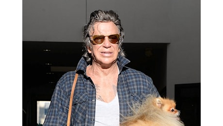 Mickey Rourke, da sex symbol alla cacciata dal Gf Vip per omofobia