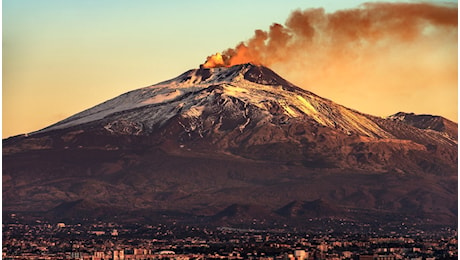 Eruzione dell’Etna, disagi all’aeroporto di Catania e info utili per i viaggiatori