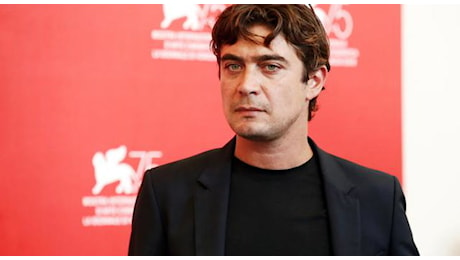 Scamarcio a Belve, quel dettaglio dell'orecchio non passa inosservato