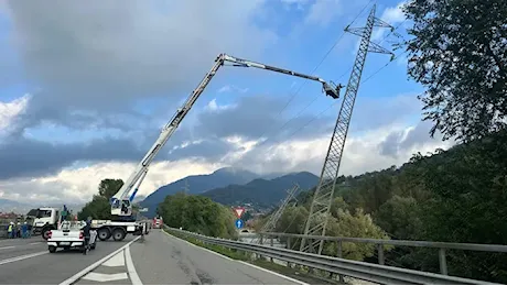 Maltempo, cedono i tralicci a Nembro: la superstrada riapre a metà - Foto e video