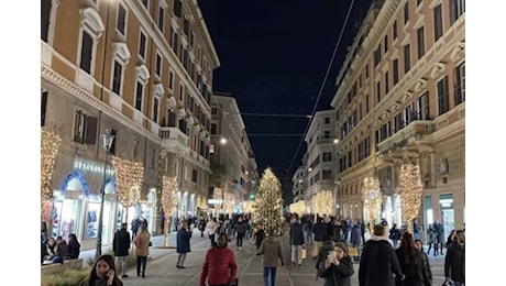 La nuova via Ottaviano è già un successo: il 'boulevard' si riempie per lo shopping per Natale