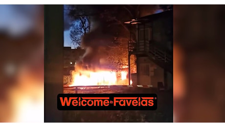 Il video dell’incendio vicino a Villa Borghese: le fiamme in un cantiere abbandonato a Roma