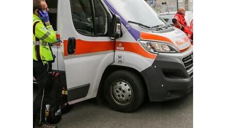 Camion perde ruota in autostrada, auto colpita: muore una donna