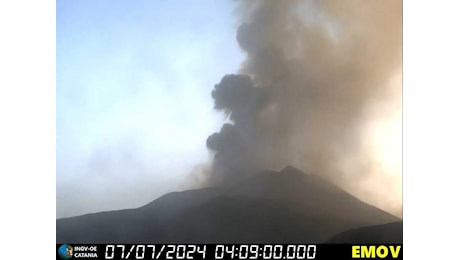 Etna, nuova eruzione nella notte: alte fontane di lava e fitta pioggia di cenere