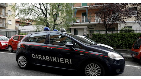 Bergamo, vigilante accoltellato a morte in pieno centro: Colpito quattro o cinque volte