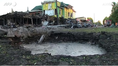 Guerra in Ucraina, la voragine dell'attacco russo e le auto crivellate di colpi a Vilniansk