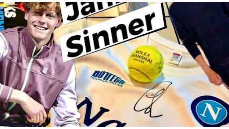 Sinner, Atp Shanghai: Jannik autografa una maglia del Napoli