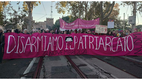 Non Una di meno, migliaia di persone al corteo contro la violenza sulle donne: «Disarmiamo il patriarcato»