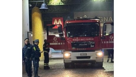 Incendio a Villa Borghese, evacuate le stazioni metro Spagna e Flaminio: fumo e panico a bordo