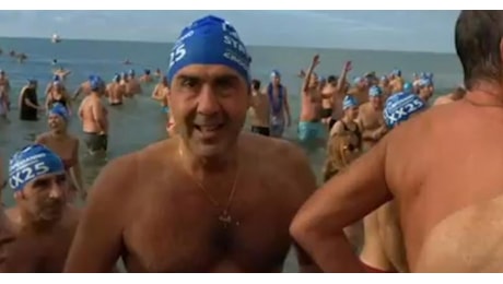 Il generale Vannacci in slip al tuffo di Capodanno a Viareggio: Acqua frizzante come il 2025, vi aspettavate l'accappatoio damascato? - VIDEO