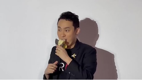 Justin Sun mantiene la promessa: mangiata la banana extralusso di Cattelan