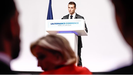 Francia, la “melonizzazione” dell’estrema destra: dalla Russia all’economia, le retromarce di Bardella