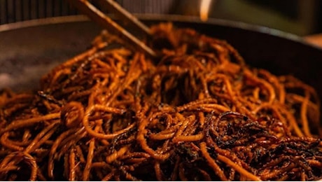 Gli spaghetti all’assassina per la prima volta nella top ten della pasta più ricercata in Italia. Addio orecchiette con le cime di rapa