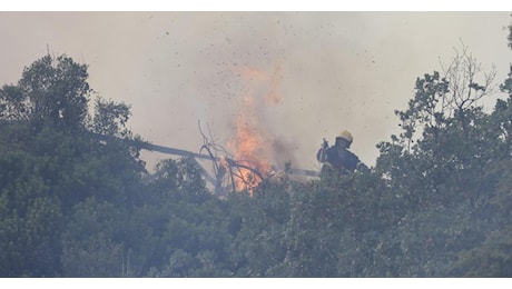 Vasto incendio a Roma vicino alla Città giudiziaria, alta colonna di fumo nero