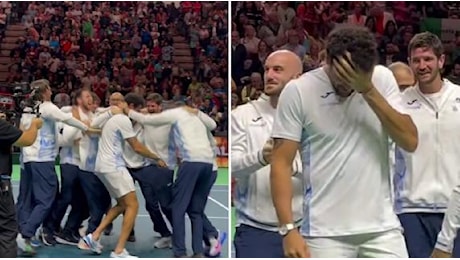 Le lacrime di Berrettini e la festa in campo dell'Italia dopo il trionfo in Coppa Davis