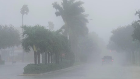 Uragano Milton figlio del cambiamento climatico. L’esperto: “Fenomeni sempre più frequenti, smentiti i negazionisti”