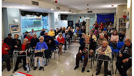 Lo spettacolo della trilogia della fiaba di Nicoletta Tarli ha emozionato gli anziani del centro residenza Volumni