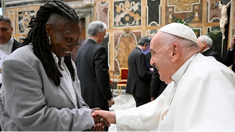 Il Papa incontra i comici in Vaticano: “Si può ridere anche di Dio? Certo, come si gioca e si scherza con le persone che amiamo”