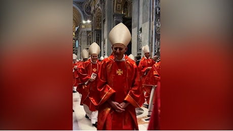 Conclave, Zuppi rompe il silenzio durante la messa e risponde a una fedele: “Buongiorno”