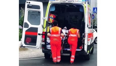 Misano, sbatte contro un cordolo e finisce sull'asfalto: scooterista 17enne muore sul colpo