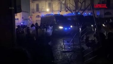 Torino, a manifestazione Ramy bombe carta contro commissariato