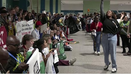 Baku, alla Cop29 è vietato gridare alla manifestazione: Si protesta mormorando