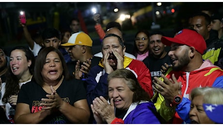 Elezioni Venezuela, seggi chiusi: in corso lo scrutinio. L'opposizione denuncia falsi exit poll del governo. Maduro: «Rispetterò l'esito del voto»