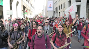 25 aprile, a Milano la Liberazione che divide: cariche, insulti e botte fra pro-israeliani e filo-palestinesi