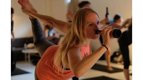 I benefici effetti del BierYoga, fare yoga bevendo birra