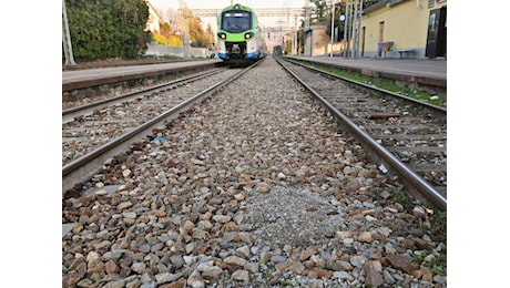 Tragedia sulla linea Bologna-Venezia: uomo investito sui binari, muore un operaio