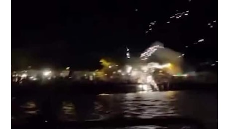 Venezia, fuochi d'artificio tra la gente, paura e feriti. VIDEO