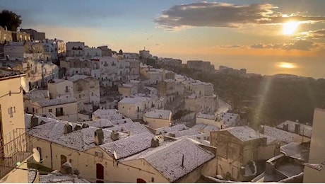 Monte Sant'Angelo, l'alba illumina la prima neve: lo scenario è da fiaba