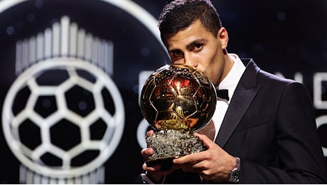 Rodri ha ricevuto il Pallone d'Oro indossando un orologio classico all'altezza del premio più prestigioso del calcio