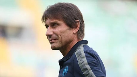 Conte non frena le emozioni con il Como: l’abbraccio a Lobotka diventa virale