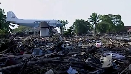 26 dicembre 2004, le immagini dello tsunami che sconvolse l'Oceano Indiano