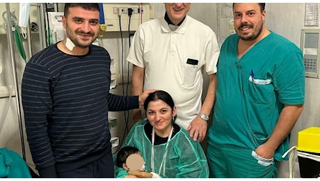 Papà Ioannis dona il suo fegato a Melina, la figlia di 11 mesi nata con una malformazione: il trapianto è un miracolo di Natale