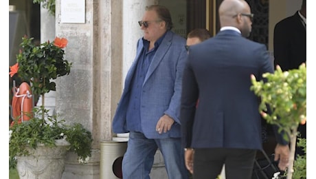 Francia, rinviato processo a Gerard Depardieu per violenza sessuale: l’attore ha problemi di salute