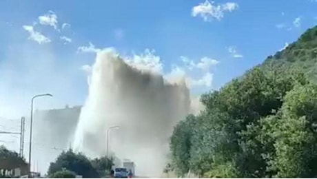 Danneggiato l’acquedotto di Messina: una cascata sulla strada statale