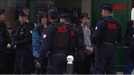 VIDEO Parigi, polizia ferma attivisti Extinction Rebellion