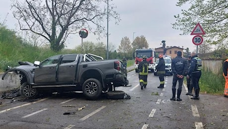 Sfonda con l'auto il guard rail della Sp19 e precipita nella strada sottostante, muore un 70enne