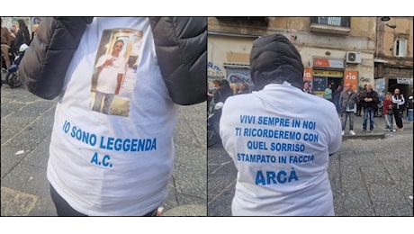 Funerali di Arcangelo Correra, ucciso a 18 anni: in centinaia al corteo ai Tribunali: Vivrai sempre con noi