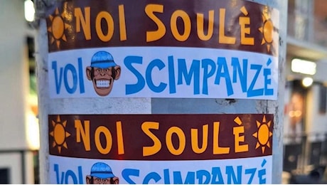 “Noi Soulè, voi scimpanzé”. Vergogna ultrà, l’ennesimo adesivo razzista in giro per la Capitale