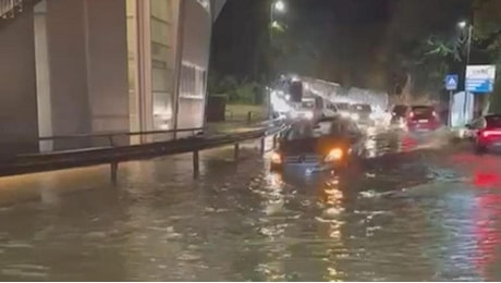 Maltempo, notte di paura tra Campiglia, Venturina e Suvereto. Nel livornese il Cornia rompe gli argini. Un uomo si salva aggrappandosi ai cartelli stradali. A Siena, scuole chiuse e treni bloccati fin