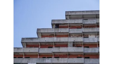 Napoli, crolla solaio nella vela rossa di Scampia: famiglie evacuate