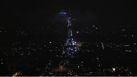 Olimpiadi 2024, la Torre Eiffel si 'veste' a festa: lo spettacolo di luci illumina Parigi