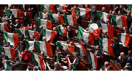 Protesta opposizioni contro l'Autonomia in Aula con i tricolori